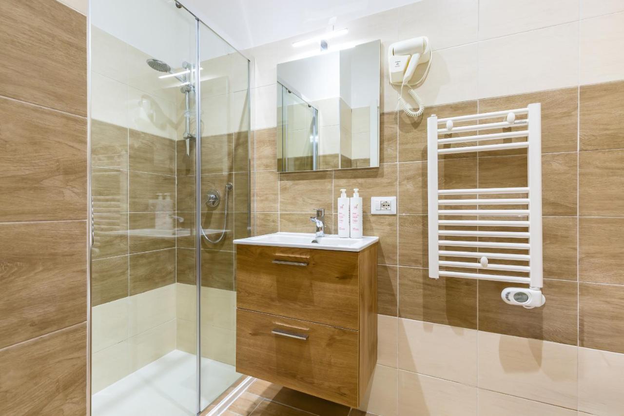 Central Station Apartments & Suites Наполи Екстериор снимка