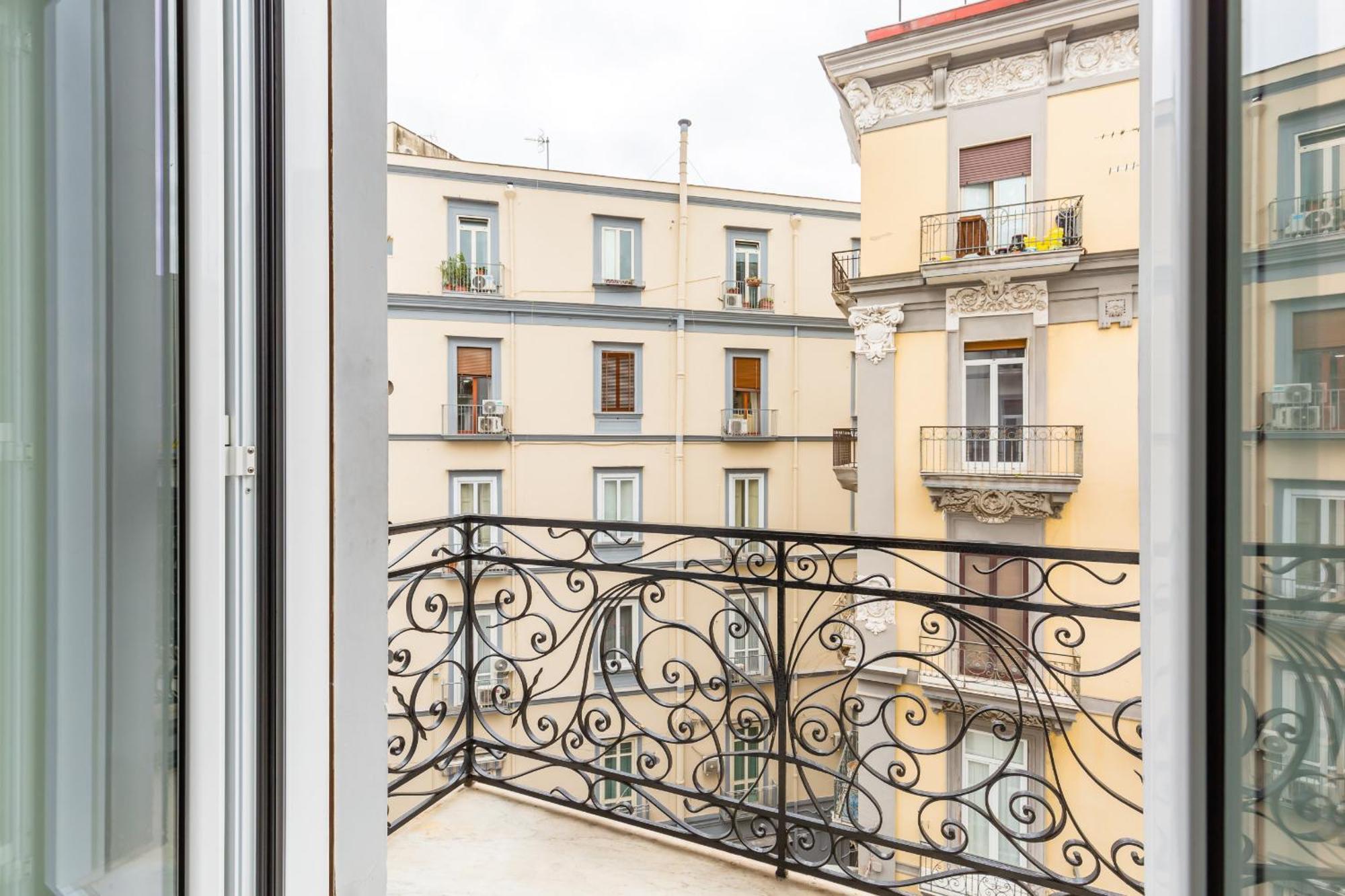 Central Station Apartments & Suites Наполи Екстериор снимка