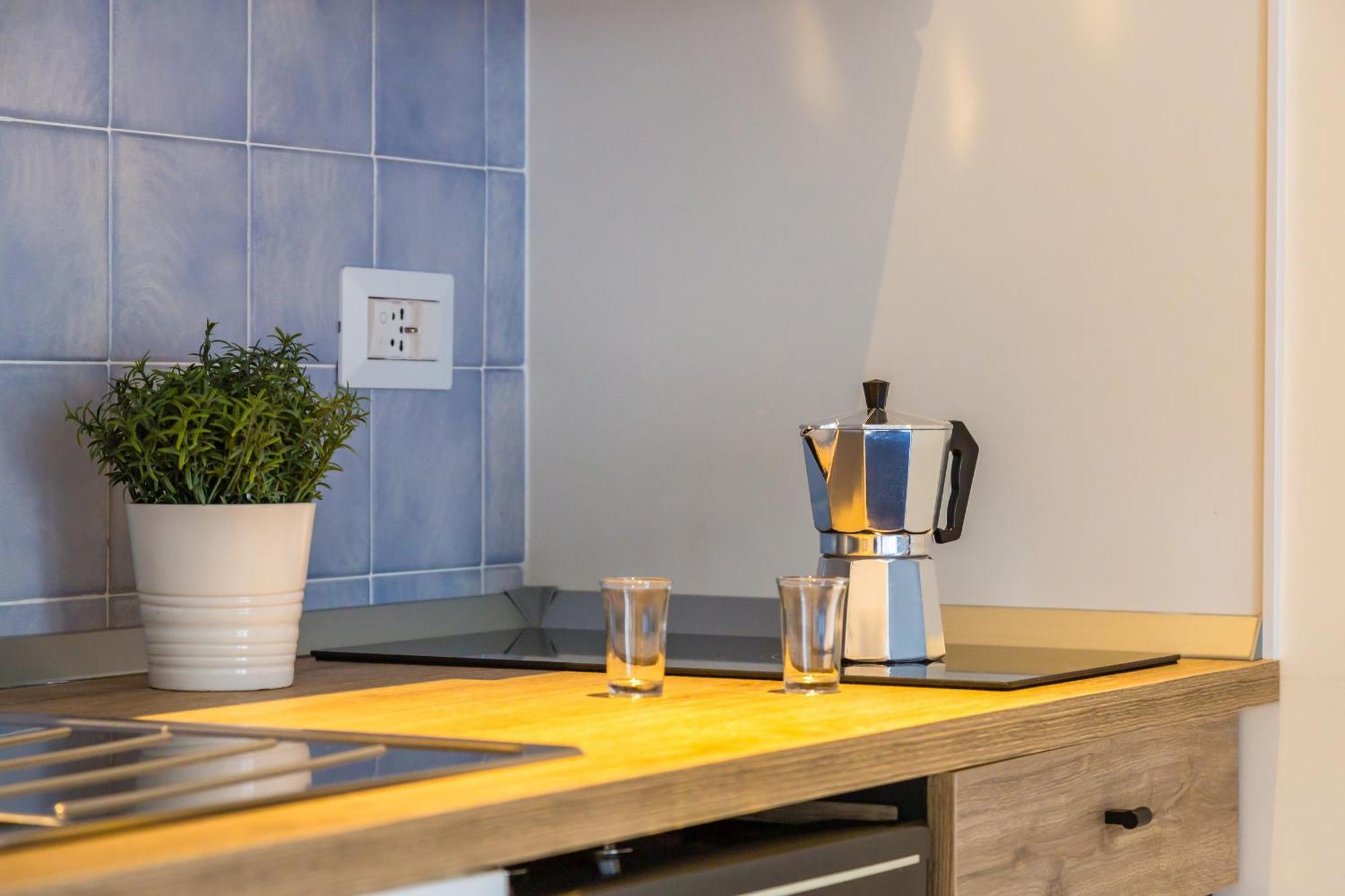 Central Station Apartments & Suites Наполи Екстериор снимка
