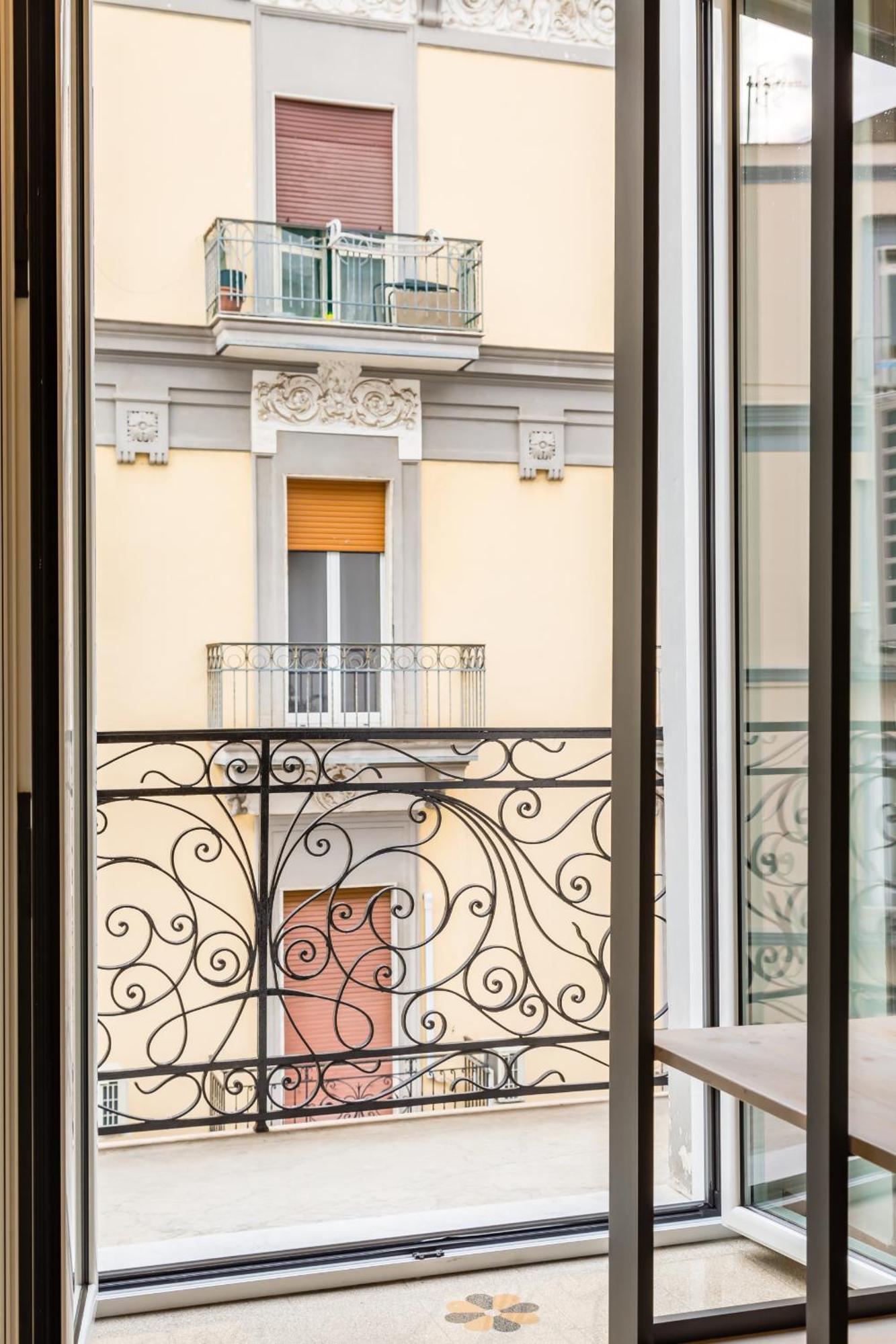 Central Station Apartments & Suites Наполи Екстериор снимка